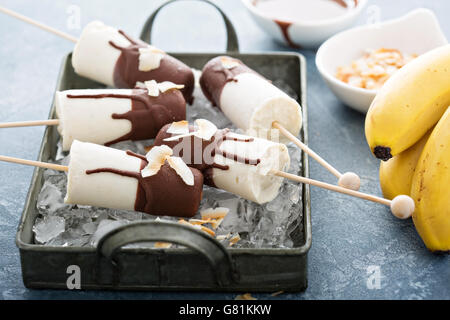 Bananen und Schokolade Eis am Stiel Stockfoto