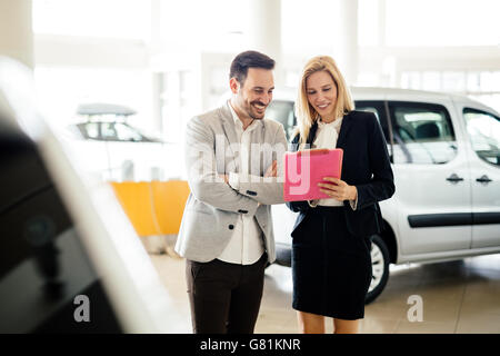 Kunde im Autohaus ein Auto suchen und Anpassen von Fahrzeug Stockfoto