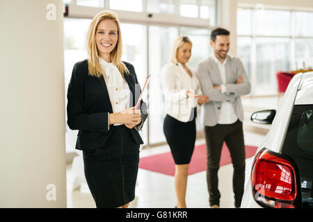 Kunde im Autohaus ein Auto suchen und Anpassen von Fahrzeug Stockfoto