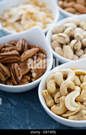 Vielzahl von Nüssen in Schälchen Stockfoto