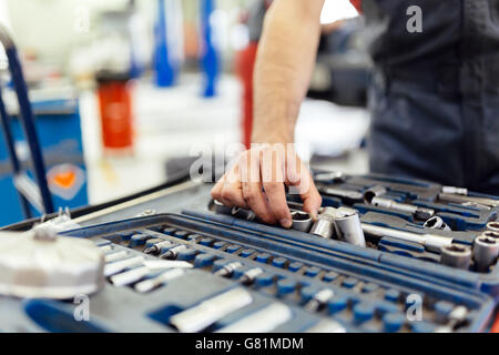 Kfz-Mechaniker, die Auswahl des richtigen Werkzeugs für den job Stockfoto