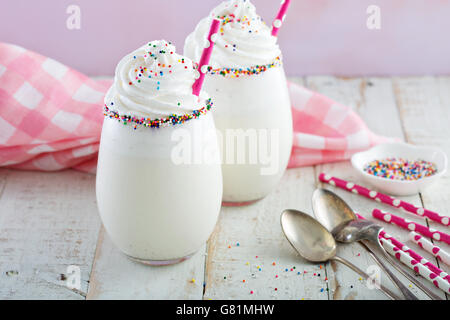 Vanille Milchshake mit Sahne und Streusel Stockfoto