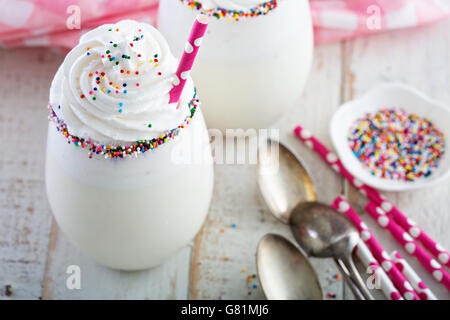 Vanille Milchshake mit Sahne und Streusel Stockfoto