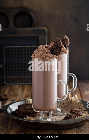 Schoko-Cookie Milchshake in hohen Tassen Stockfoto