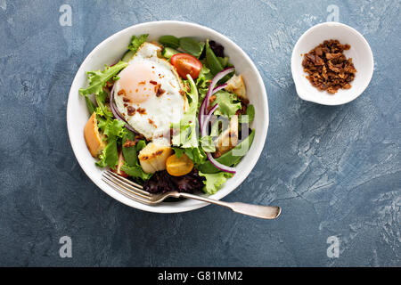 Frühstück-Salat mit Eiern und Speck Stockfoto