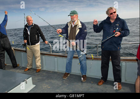 Catch & Koch an Rick Stein's Kochschule in Padstow, Cornwall, Großbritannien, wo Studenten fischen gehen dann Filet und Koch Ihren Fang. Stockfoto