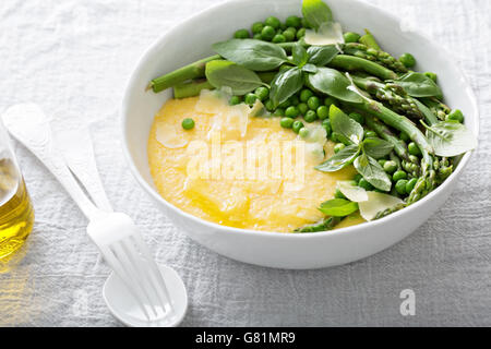 Kitschig Polenta mit viel Gemüse Stockfoto