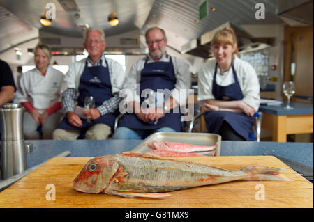 Catch & Koch an Rick Stein's Kochschule in Padstow, Cornwall, Großbritannien, wo Studenten fischen gehen dann Filet und Koch Ihren Fang. Stockfoto