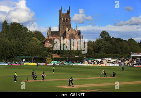 Cricket - NatWest T20 Blast - Worcestershire Rapids / Leicestershire Foxes - New Road. Worcester Cathedral mit Blick auf die New Road während des NatWest T20 Blast-Spiels zwischen Worcestershire Rapids und Leicestershire Foxes. Stockfoto