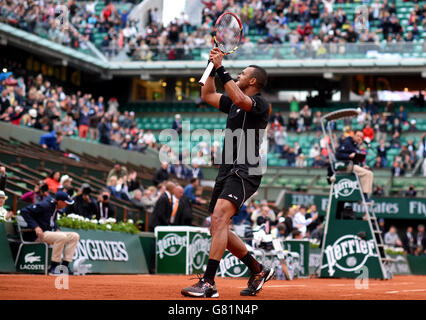 Jo-Wilfried Tsonga feiert den Sieg bei seinem Round Three Men's Singles Match gegen Pablo Andujar am 6. Tag der French Open bei Roland Garros am 29. Mai 2015 in Paris, Frankreich Stockfoto