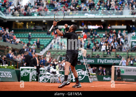 Jo-Wilfried Tsonga feiert den Sieg bei seinem Round Three Men's Singles Match gegen Pablo Andujar am 6. Tag der French Open bei Roland Garros am 29. Mai 2015 in Paris, Frankreich Stockfoto