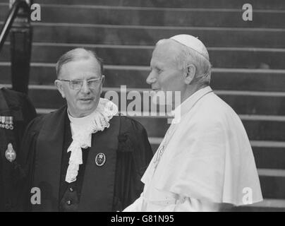 Der Papst wird vom Moderator der Generalversammlung der Kirche von Schottland, der RT. Rev. Professor John McIntyre in der Assembly Hall. Stockfoto