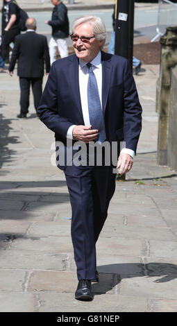 William Roache bei der Ankunft zum Gedenkgottesdienst für die Coronation Street-Star Anne Kirkbride in der Kathedrale von Manchester. Stockfoto