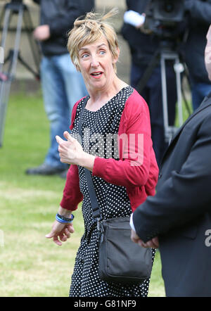 Julie Hesmondhalgh bei der Ankunft zur Gedenkfeier für die Coronation Street-Star Anne Kirkbride in der Manchester Cathedral. Stockfoto