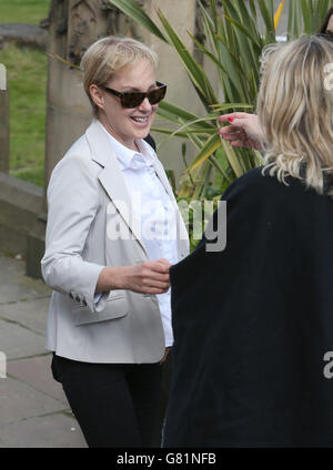 Sally Dynevor bei der Ankunft zur Gedenkfeier für die Coronation Street-Star Anne Kirkbride in der Kathedrale von Manchester. Stockfoto