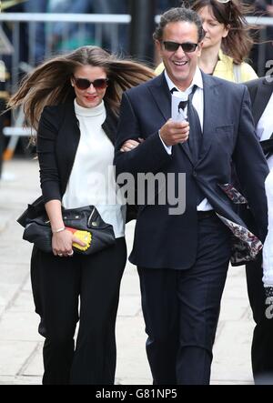 Brooke Vincent und Jimmi Harkishin nach der Gedenkfeier für die Coronation Street-Star Anne Kirkbride in der Manchester Cathedral. Stockfoto