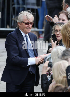 William Roache spricht nach dem Trauergottesdienst für die Coronation Street-Star Anne Kirkbride in der Kathedrale von Manchester mit der wartenden Menge. Stockfoto