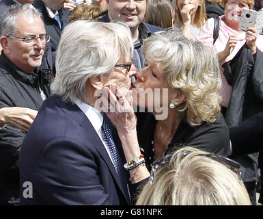 William Roache und Se Nicholls nach dem Trauergottesdienst für die Coronation Street-Star Anne Kirkbride in der Manchester Cathedral. Stockfoto