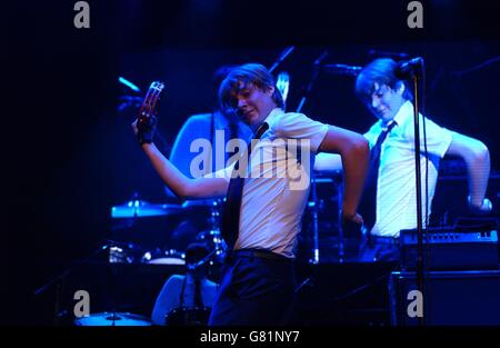 Teenage Cancer Trust Charity Gig - Die Royal Albert Hall. Sänger Ricky Wilson von den Kaiser Chiefs tritt live auf der Bühne auf. Stockfoto