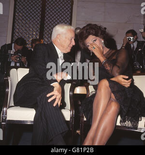 Unterhaltung - Sophia Loren mit Charlie Chaplin - Savoy Hotel, London Stockfoto