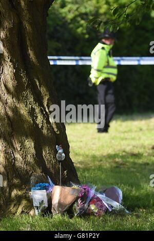 Blumen an der Szene in Westfield Lane, Mansfield, wo gestern Abend bei der Suche nach dem vermissten 13-jährigen Mädchen Amber Peat ein Leichnam gefunden wurde. Bilddatum: Mittwoch, 3. Juni 2015. Amber, 13, wurde nicht gesehen, seit sie das Familienhaus in Mansfield gegen 17.30 Uhr am Samstag nach einer Reihe mit ihrer Familie verließ. Siehe PA Geschichte POLIZEI Amber. Bildnachweis sollte lauten: Joe Giddens/PA Wire Stockfoto