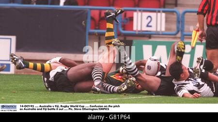 14-Okt-95, Australien gegen Fidschi, Rugby-Weltmeisterschaft, Verwirrung auf dem Spielfeld, während Australien und Fidschi gegeneinander antreten Stockfoto