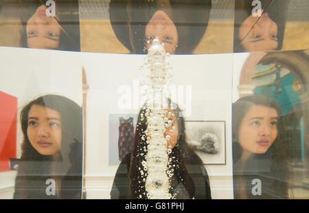 Ein Besucher blickt auf 'Untitled' von Anish Kapoor', Teil der Royal Academy of Arts Summer Exhibition 2015, die vom 8. Juni bis 16. August in der Royal Academy of Arts im Zentrum von London stattfindet. Stockfoto