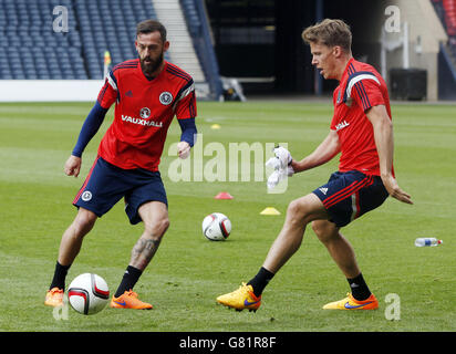 Steven Fletcher und Christophe Berra aus Schottland während der Trainingseinheit im Hampden Park, Glasgow. Stockfoto