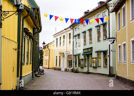 Söderköping, Schweden - 20. Juni 2016: Blick entlang der Straße Storgatan in der Stadt. Viele alte Gebäude und schöne Geschäfte. Die Straße ich Stockfoto