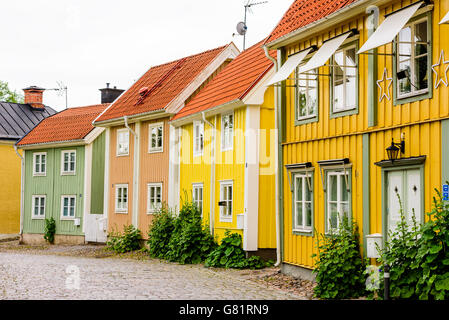 Söderköping, Schweden - 20. Juni 2016: Die Stadt hat viele bunte und alte Häuser wie diese. Straße ist gepflastert mit Granit st Stockfoto