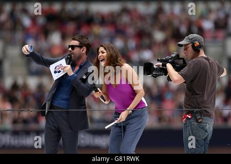 DIE EXKLUSIVEN Gastgeber Dave Berry und Lisa Snowdon auf der Bühne während des Summertime Ball von Capital FM im Wembley Stadium, London. Stockfoto