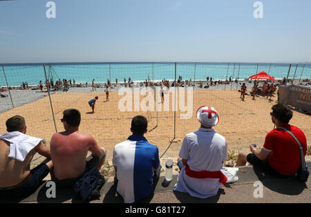 England-Fans sehen einige Beach-Volleyball am Strand in Nizza, Frankreich. Stockfoto