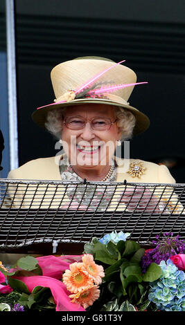 Königin Elizabeth II lächelt, als das Goldene Horn von Frankie Dettori nach dem Gewinn des Investec Derby am Derby Day des Investec Derby Festivals 2015 auf der Epsom Racecourse, Epsom, an der Spitze steht. Stockfoto