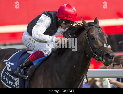 Golden Horn von Frankie Dettori führt das Feld nach Hause, um die 16.30 zu gewinnen; das Investec Derby Race läuft am Derby Day des Investec Derby Festivals 2015 auf der Epsom Racecourse, Epsom. Stockfoto