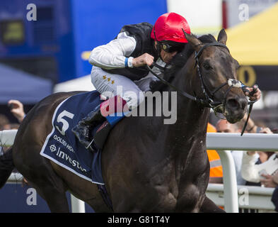 Golden Horn von Frankie Dettori führt Jack Hobbs von William Buick nach Hause, um die 16.30 zu gewinnen; das Investec Derby Race läuft am Derby Day des Investec Derby Festivals 2015 auf der Epsom Racecourse, Epsom. Stockfoto