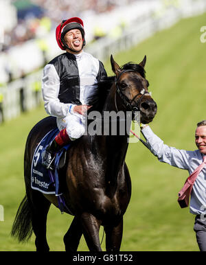 Golden Horn von Frankie Dettori geritten kehrt nach dem Gewinn der 16.30; Investec Derby Race Run am Derby Day des Investec Derby Festival 2015 auf Epsom Racecourse, Epsom. Stockfoto