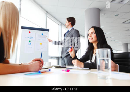 Arbeitnehmer bei der Business-meeting, Präsentation von Finanzberichten im modernen Büro betrachten Stockfoto