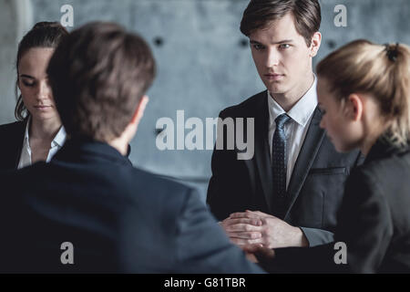 Gruppe von Geschäftsleuten, die gemeinsam auf Treffen im Büro Stockfoto