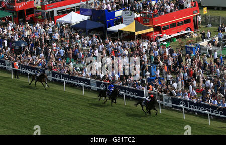 Golden Horn (rechts) von Frankie Dettori kommt nach Hause, um am Derby Day des Investec Derby Festivals 2015 auf der Epsom Racecourse, Epsom, das Investec Derby zu gewinnen. Stockfoto