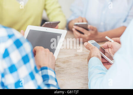 Gruppe von unterschiedlichen Menschen mit digitalen Geräten Stockfoto