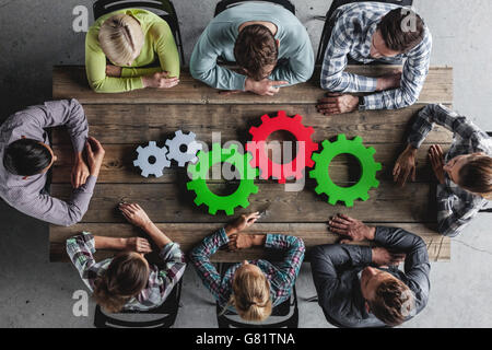 Hipster-Business-Team und Zahnräder brainstorming-Sitzung Planungskonzept Stockfoto