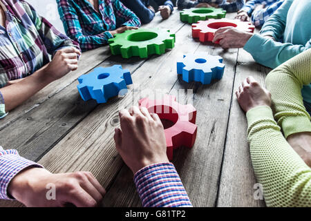 Menschen in Freizeitkleidung mit Rädchen des Geschäfts, moderne Business-Meeting Konzept Stockfoto