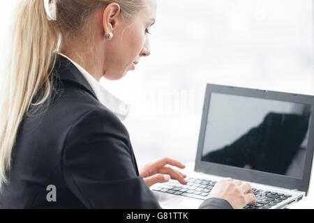 Business-Frau mit Laptop arbeiten Nahaufnahme Stockfoto