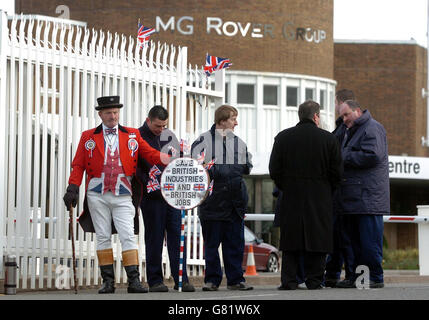 MG Rover Crisis – Werk Longbridge. Arbeiter und Unterstützer versammeln sich im Werk Rover Longbridge. Stockfoto