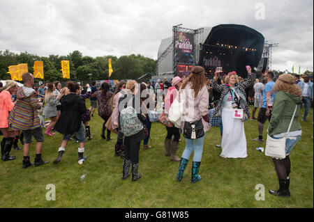 Festivalbesucher am 1. Tag des Parklife Festivals am 06 2015. Juni im Heaton Park Manchester, Großbritannien Stockfoto