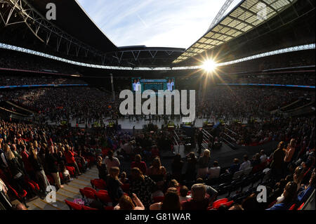 Sonnenuntergang über dem Capital FM Summertime Ball 2015 im Wembley Stadium, London Stockfoto