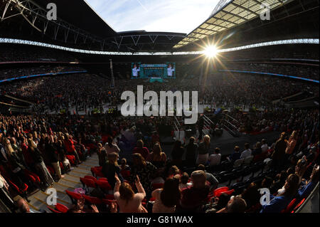 Sonnenuntergang über dem Capital FM Summertime Ball 2015 im Wembley Stadium, London Stockfoto