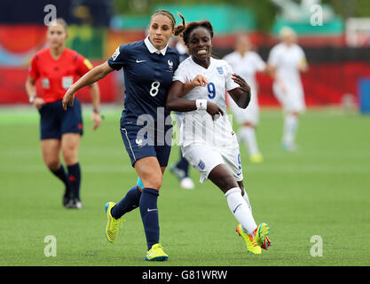 Die Engländerin Eniola Aluko und die Französin Jessica Houara jagen den Ball während des FIFA Women's World Cup Canada 2015 Gruppe F-Spiels zwischen Frankreich und England im Moncton Stadium in Moncton, New Brunswick, Kanada. Stockfoto