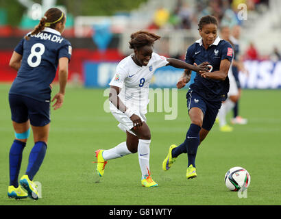 Die Engländerin Eniola Aluko und die Französin Elodie Thomis kämpfen während des FIFA Women's World Cup Canada 2015 Gruppe F-Spiels zwischen Frankreich und England im Moncton Stadium in Moncton, New Brunswick, Kanada, um den Ball. Stockfoto