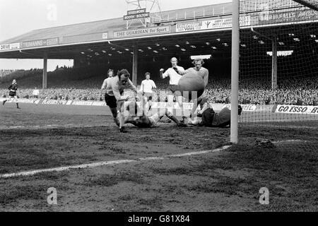 Francis Lee (zweite R) und Colin Bell (zweite L) von Manchester City werden von Archie Gemmill (l), Terry Hennessey (c) und Colin Boulton (r) von Derby County vereitelt. Stockfoto